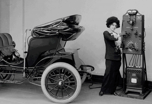 図5. 1904年ごろに撮影されたこの写真は、電気自動車の充電用のステーブルを示しています。(画像提供：miSci - Museum of Innovation and Science)